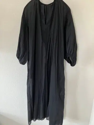 오드리 존 와드 키넥 인도 면 롱 원피스 블랙 볼륨 슬리브