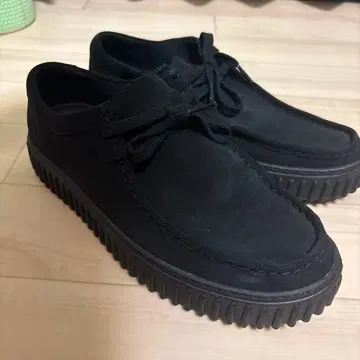 Clarks 블랙 스웨이드 스니커즈