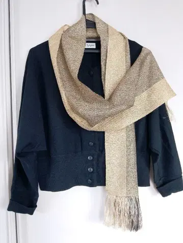 직물 작가의 금실과 블랙 실크의 손뜨개 스톨