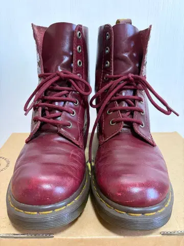 닥터마틴 8홀 부츠 크림슨 컬러 UK 여성용 24cm