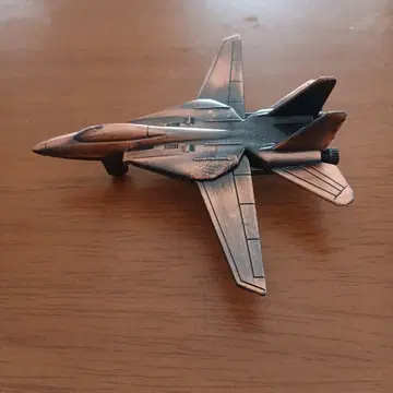 메탈릭 브라운 전투기 모델 연필깎이