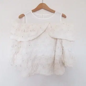 NATURAL BEAUTY BASIC 오프숄더 플라워 블라우스