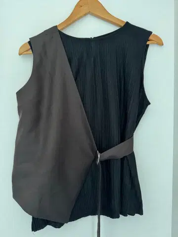 [새상품급] FRAY I.D 프레이 아이디 슬리브리스 상의