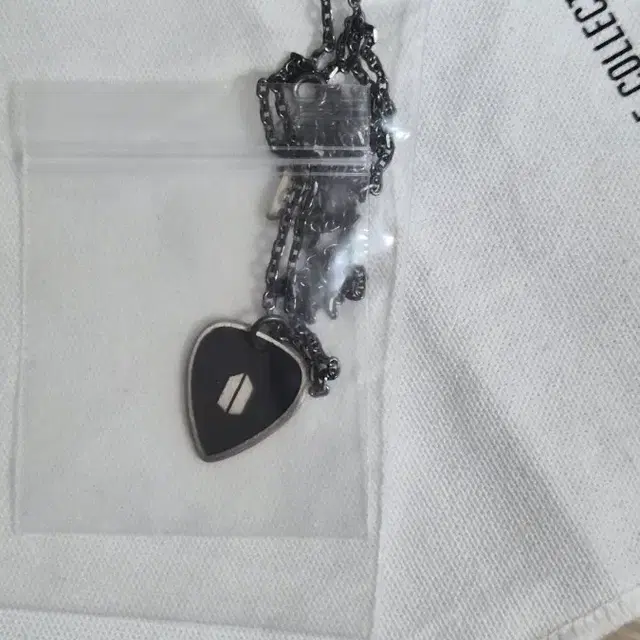 메이드바이슈가 방탄소년단 기타피크 목걸이