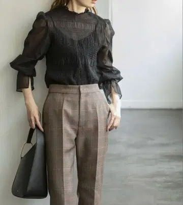 Noble 셔링 오간자 블라우스 블랙