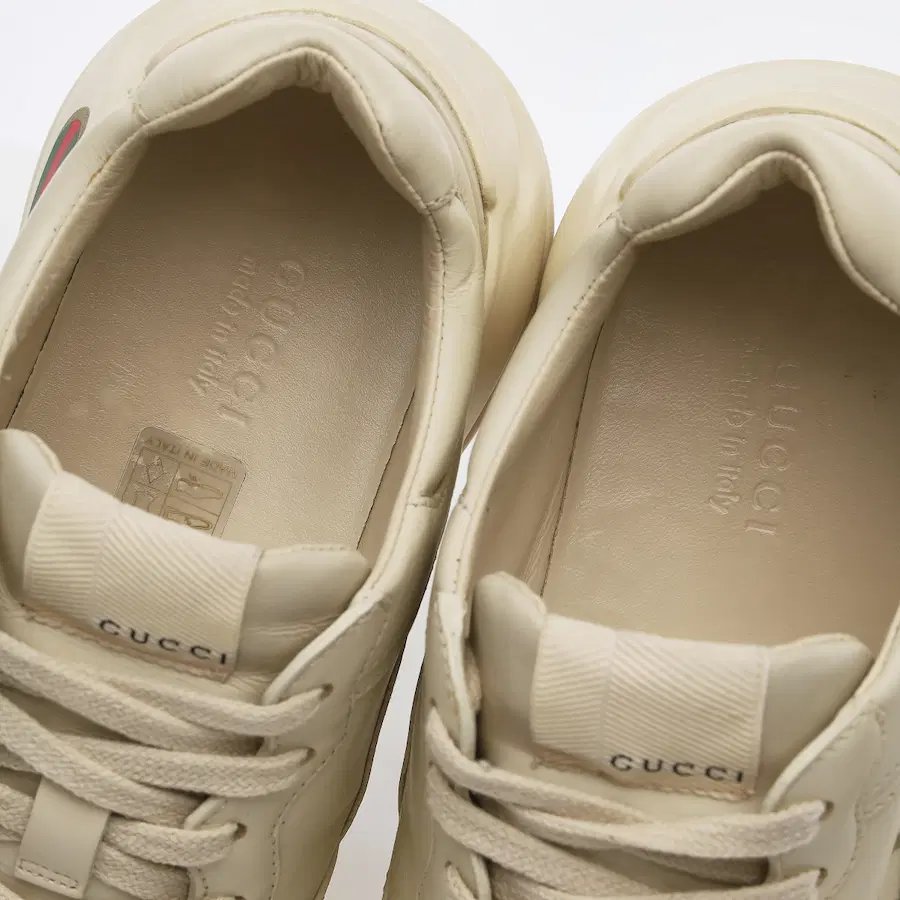 (W) Gucci Rhyton皮革运动鞋，饰有条纹标志