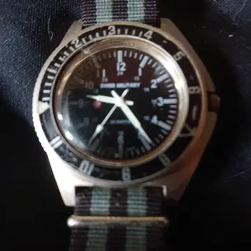 밀리터리 스타일 아날로그 시계 블랙