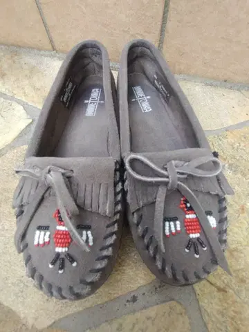 Minnetonka 그레이 자수 모카신 8