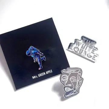 미세스 그린애플 핀 배지 화이트 라운지 젠진