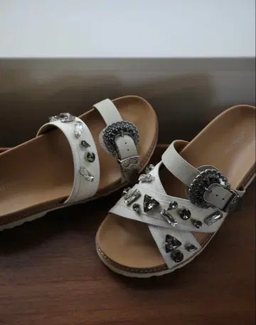 WILLFULLY 위르프리 비쥬 스트랩 샌들 tan L