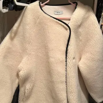 새상품급 AKTE 보아 코트 아이보리