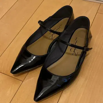 르 탈론 펌프스