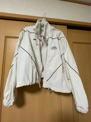 화이트 크롭 나일론 자켓