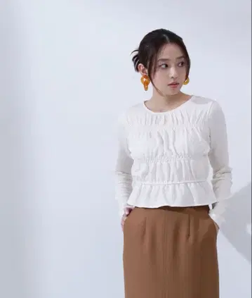 NATURAL BEAUTY BASIC 셔링 페플럼 상의