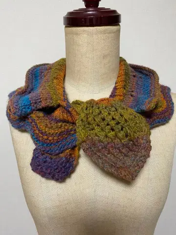 손뜨개질 멀티 컬러 스캘럽 숄