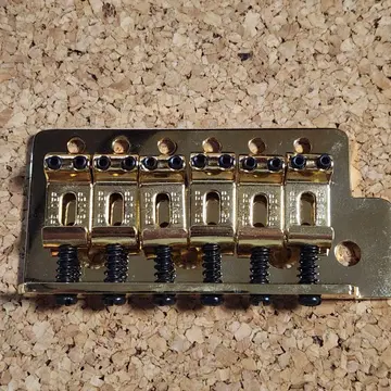 펜더 스탠다드 스트라토 빈티지 스타일 트레몰로 브릿지