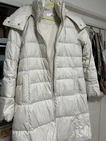 화이트 유니클로 다운 자켓 M 사이즈