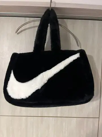NIKE W NSW FX FUR TOTE HO23 BLACK