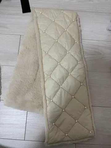 크림색 퀼팅 넥워머 리버서블