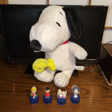 스누피 봉제 인형과 병뚜껑 피규어 세트