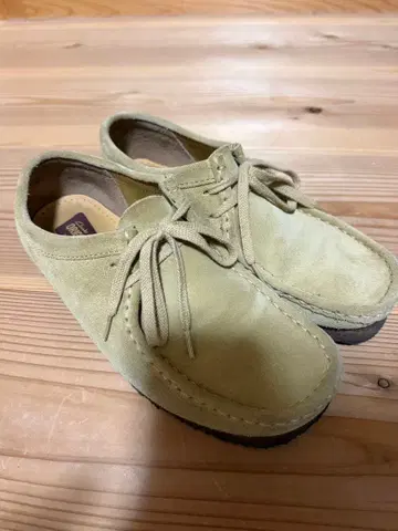 클락스 왈라비 라이트 그린 스웨이드 레이스업 슈즈