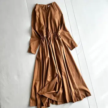 어반 리서치 도어스 개더 플레어 V넥 원피스 카멜 고급