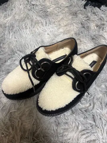 통굽 레이스업 슈즈 블랙과 화이트