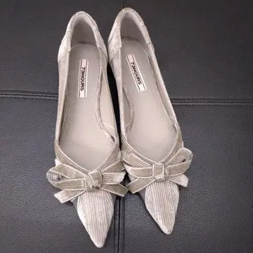 현행 모델 미사용 리본 포함 베이지 플랫슈즈