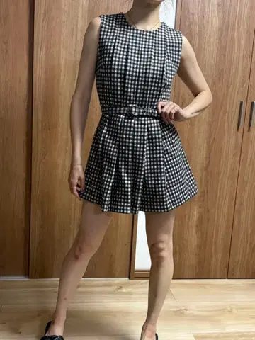 SNIDEL (스나이델) 체크 무늬 슬리브리스 미니 원피스 (올인원)