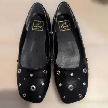 [ 미사용 ] 아일렛 스톤 장식 블랙 플랫슈즈 L