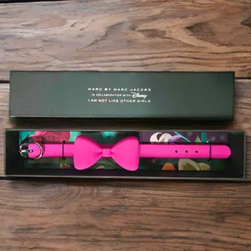MARC JACOBS 디즈니 이상한 나라의 앨리스 콜라보 팔찌 핑크