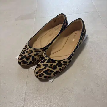 Clarks 레오파드 무늬 플랫슈즈