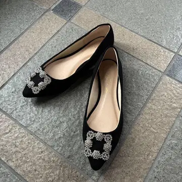 KOBE LETTUCE 비쥬 장식 블랙 플랫슈즈