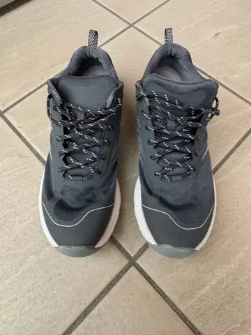 그레이 로우컷 트레킹 슈즈