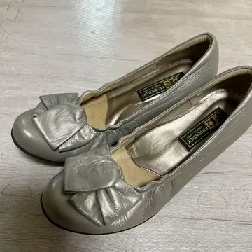 리본 포함 그레이 합성 피혁 플랫슈즈