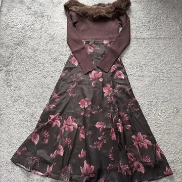 머큐리 듀오 꽃무늬 오프숄더 니트 도킹 원피스 BRN S 컨디션 최상