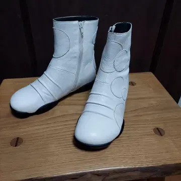 화이트 가죽 숏부츠