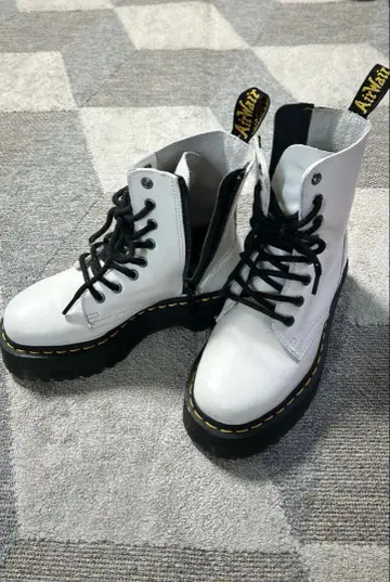 Dr. Martens 화이트 가죽 부츠