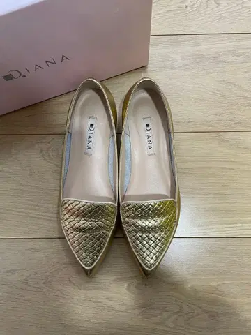 D.I.A.N.A. 골드 스틸레토 플랫슈즈