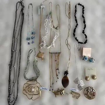 유품 정리 복고풍 느낌 가득 목걸이, 브로치, 귀찌 외 15점