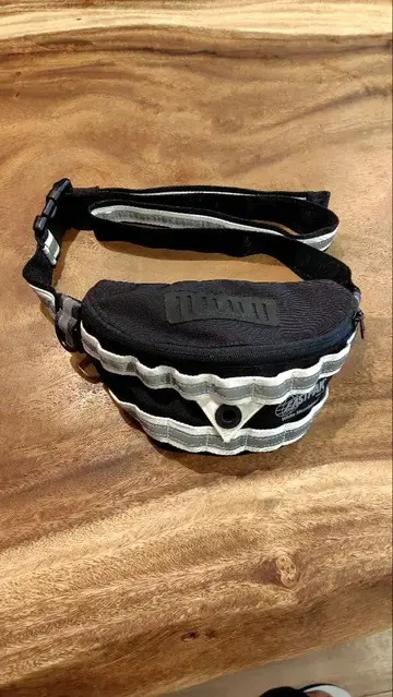 화이트 마운티니어링 EASTPAK 바디백 블랙 스트라이프