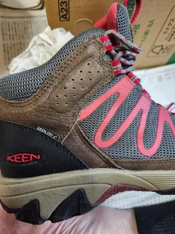 새상품 KEEN 남성용 트레킹 슈즈/25
