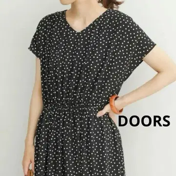 새상품급 DOORS 어반 리서치 도어스 V넥 도트 원피스