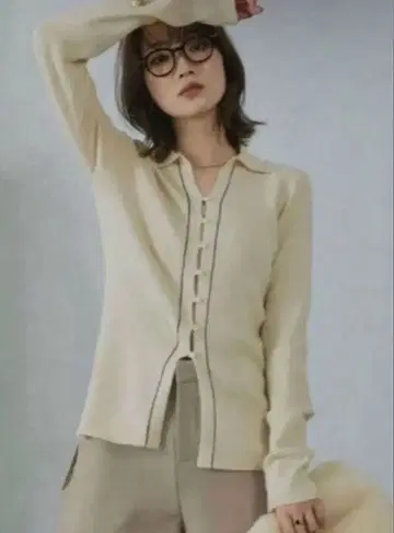 리브 배색 라인 폴로 니트 가디건 아이보리/lumier 같은 형태