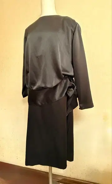 도쿄 시엔느 도쿄 블라우스 블랙 새틴풍 원피스