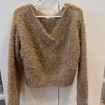 베이지 V넥 긴팔 크롭 기장 스웨터