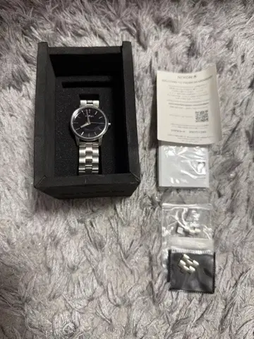 NIXON 닉슨 실버 스테인리스 스틸 블랙 다이얼 시계