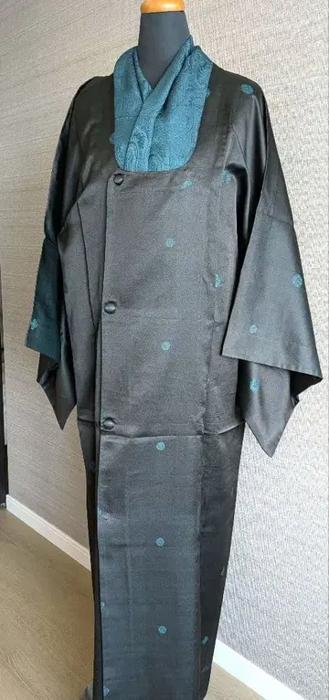 비 고트 앤티크 블랙에 그린 꽃 도트 무늬