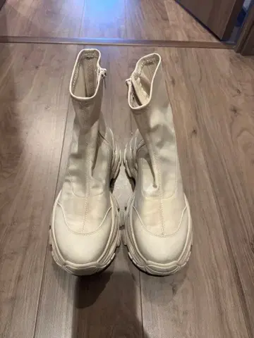 지나시스 아츠조코 스트레치 부츠 화이트