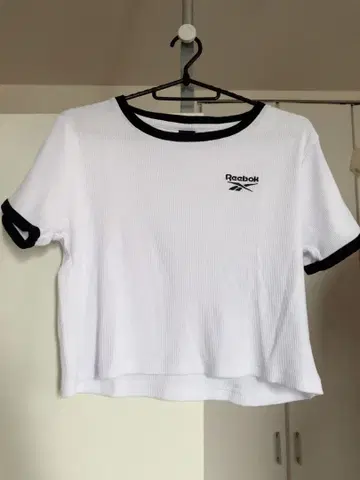 Reebok 리브 크롭 T셔츠